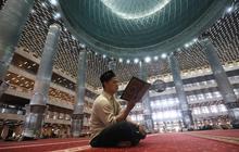 FOTO: Warga Manfaatkan Awal Ramadan untuk Beribadah di Masjid Istiqlal