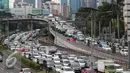 Ratusan kendaraan terjebak kemacetan di tol dalam kota, Jakarta, Kamis (24/12/2015). Libur panjang Natal dan tahun baru yang dimulai hari ini membuat lalu lintas di Jakarta dan sekitarnya terpantau padat. (Liputan6.com/Angga Yuniar)