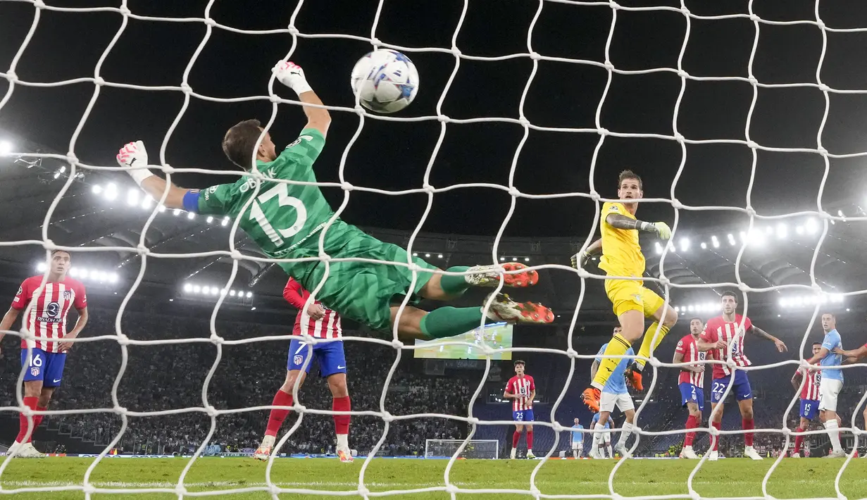 Kiper Lazio, Ivan Provedel (kanan) membobol gawang Atletico Madrid yang dijaga Jan Oblak melalui tandukannya pada laga Grup E Liga Champions 2023/2024 di Olympic Stadium, Roma, Italia, Rabu (20/09/2023) dini hari WIB. Gol tersebut menyelamatkan Lazio dari kekalahan. (AP Photo/Andrew Medichini)