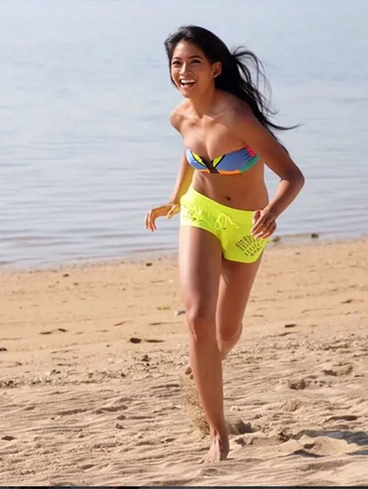 Anin memperlihatkan hasil pemotretannya saat mengenakan bikini di pinggir pantai di daerah Bali. (Via Instagram/@anindyakputri)