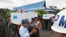 Puluhan prajurit mengangkat peti jenazah korban pesawat AirAsia QZ8501 yang di atasnya diberi karangan bunga di  Lanud Iskandar, Pangkalan Bun, Kalteng, Kamis (1/1/2015). (Liputan6.com/Herman Zakharia)
