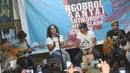 Personel grup band Slank bernyanyi menghibur penonton dalam acara Ngobrol Santai Antikorupsi Bersama Slank, KPK, dan ICW di Jakarta, Rabu (12/4). (Liputan6.com/Immanuel Antonius)
