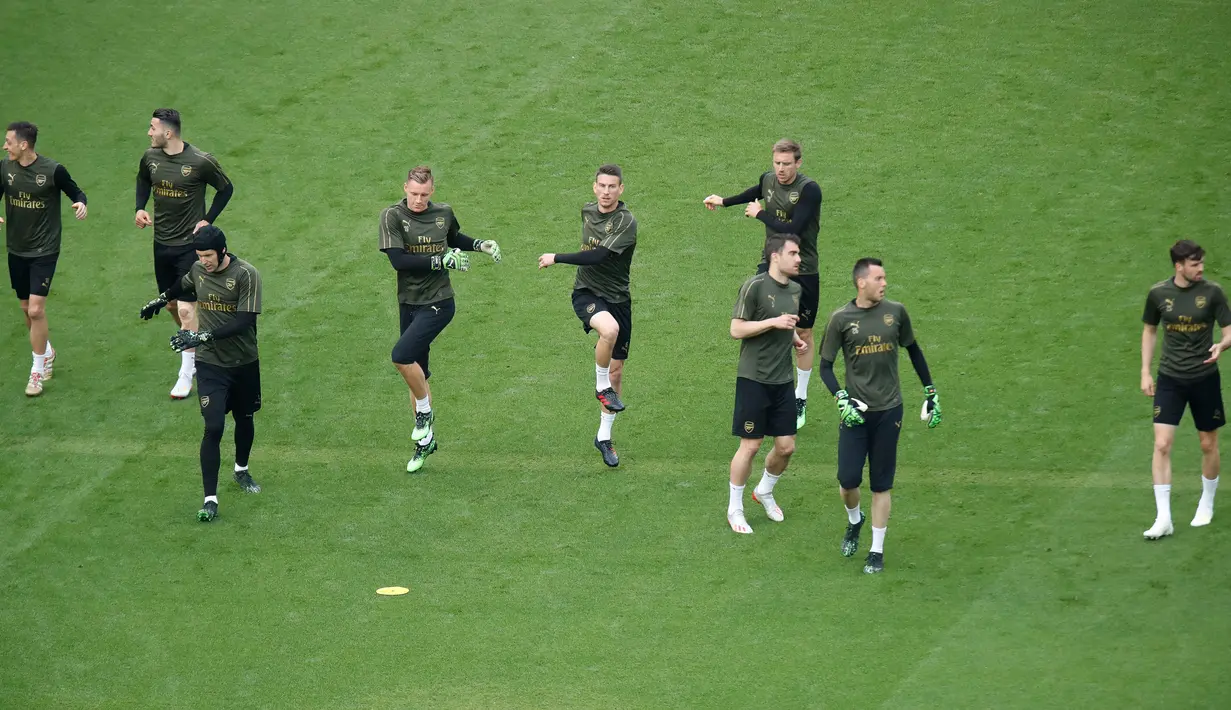 Para pemain Arsenal berlatih bersama jelang menghadapi Chelsea dalam final Liga Europa 2018/2019 di Olympic Stadium, Baku, Azerbaijan, Sealasa (28/5/2019). (AP Photo/Dmitri Lovetsky)