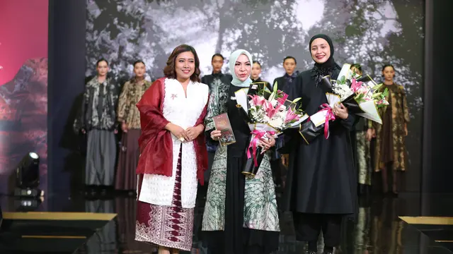  Ketua Dekranasda Provinsi Kalimantan Selatan Tampil Anggun dalam Balutan Sasirangan