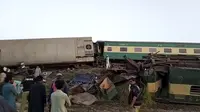 Gambar dari video ini, menunjukkan kereta setelah tabrakan di Ghotki, Pakistan, Senin (7/6/2021). Juru bicara Pakistan Railways mengatakan kemungkinan masih banyak penumpang terjebak di dalam kereta. (AP Photo)