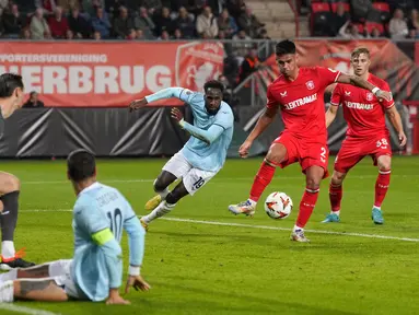 Pemain Twente, Mees Hilgers mengontrol bola di depan gawang timnya saat melawan Lazio dalam laga lanjutan Liga Europa 2024/2025 yang berlangsung di De Grolsch Veste stadium, Enschede, Belanda, Jumat (25/10/2025) dini hari WIB. (AP Photo/Peter Dejong)