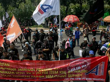 Ribuan buruh melakukan unjuk rasa di depan Balai Kota, Jakarta, Kamis (2/10/14). (Liputan6.com/Faizal Fanani)