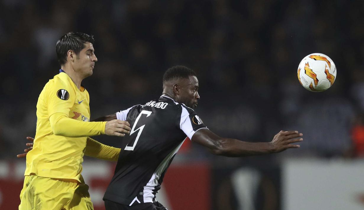 Striker Chelsea, Alvaro Morata, berebut bola dengan pemain PAOK, Fernando Varela pada laga Liga Europa di Stadion Toumbas, Thessaloniki, Kamis (20/9/2018). PAOK takluk 0-1 dari Chelsea. (AP/Thanassis Stavrakis)