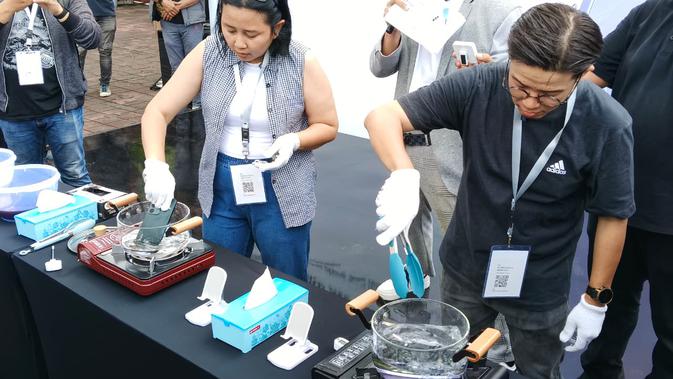 <p>Uji ketehanan dengan suhu 100°C. (Liputan6/Arief Ferdian Maulana)</p>