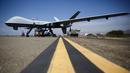 General Atomics MQ - 9 Reaper terparkir di landasan pacu sebelum uji coba demonstrasi 'Black Dart' di Naval Base Ventura County Sea Range, California, Jumat (31/7/2015). (REUTERS/Patrick T. Fallon)
