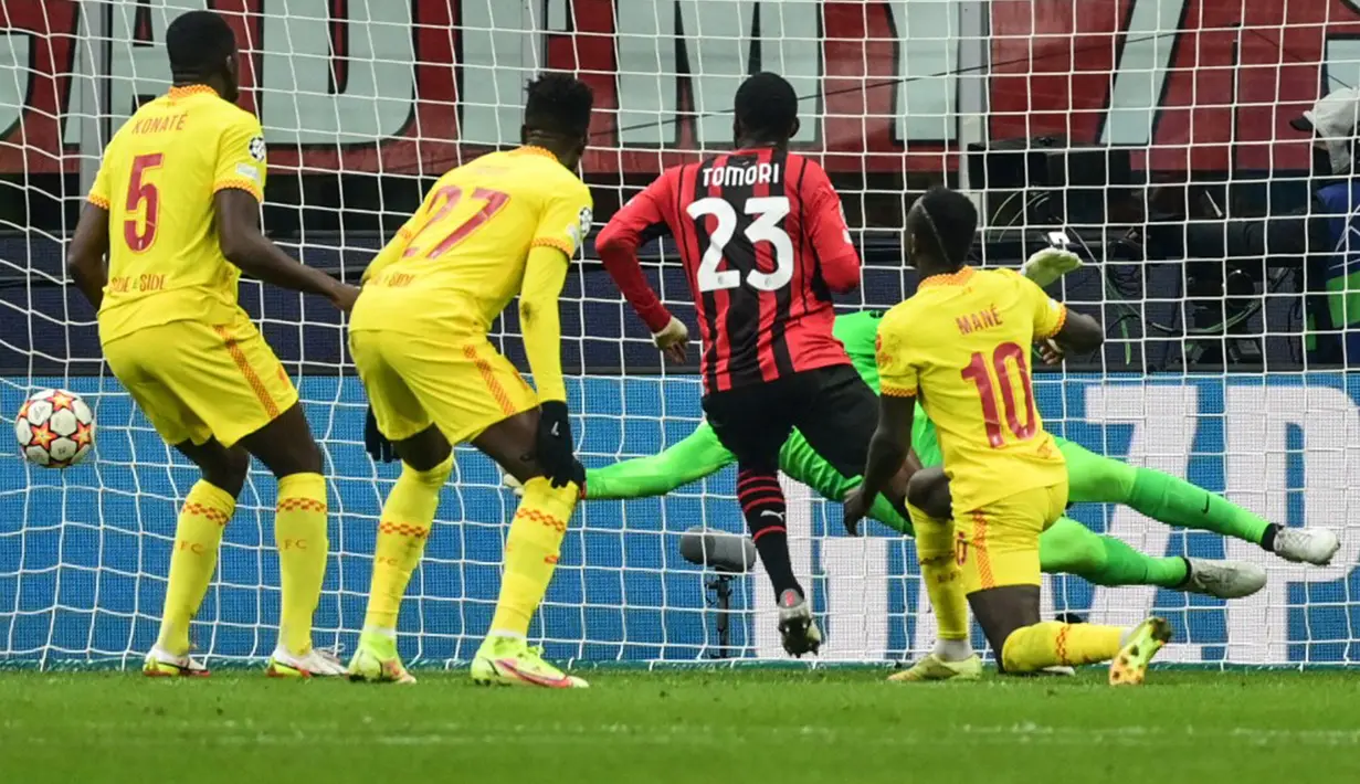 Pemain AC Milan Fikayo Tomori (tengah) mencetak gol ke gawang Liverpool pada pertandingan sepak bola Grup B Liga Champions di Stadion San Siro, Milan, Italia, 7 Desember 2021. Liverpool menang 2-1. (MIGUEL MEDINA/AFP)
