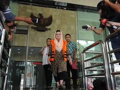 Mantan Menteri Kesehatan, Siti Fadilah Supari usai diperiksa di Gedung KPK, Jakarta, Selasa (10/1). Siti diperiksa sebagai tersangka terkait kasus dugaan penerimaan hadiah atau janji dalam kegiatan pengadaan alat kesehatan. (Liputan6.com/Helmi Afandi)