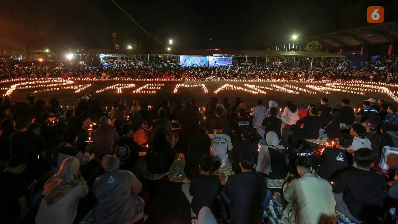 Foto: Gelar Doa Bersama, Ribuan Masyarakat Penuhi Stadion Kanjuruhan