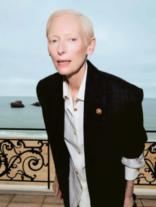Tampil monkrom, Tilda Swinton hadir dengan elehansi klasik yang memikat. (Foto: Chanel.dok)