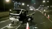 Mobil sedan terbakar setelah menabrak mobil pick up di Rawa Buaya. Sementara itu, Rio Haryanto akan mencoba menaklukan Sirkuit Sochi.