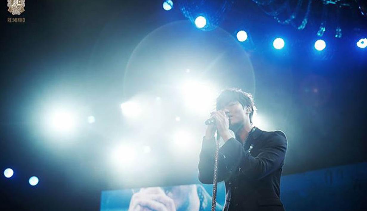 Pesona Lee Min Ho saat membawakan lagu, ditambah dengan suaranya yang cukup merdu membuat penonton terbuai. (facebook.com/leeminhoglobaltour)