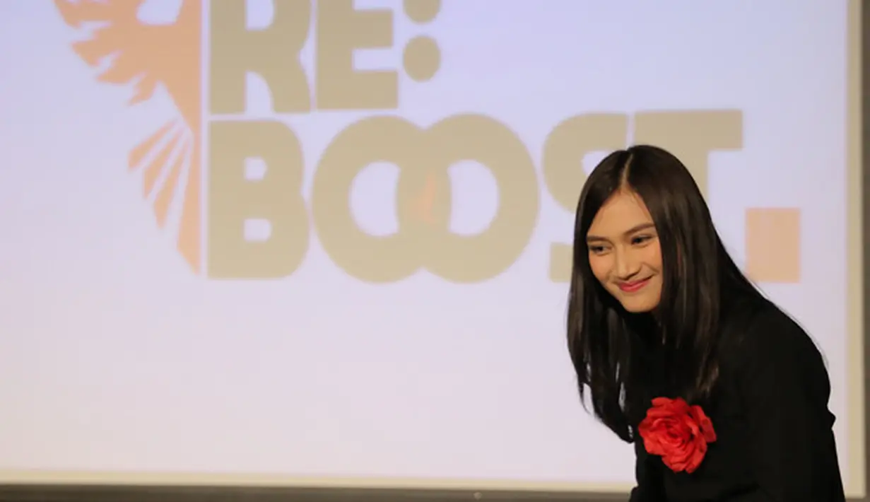 "Sebagai General Manager saya sudah diskusi sama member dan staf ada banyak pertanyaan. Apakah kami sudah memberi semangat untuk kehidupan sehari-hari kalian?," ujarnya dari atas panggung pada Minggu (8/4/2018) malam. (Deki Prayoga/Bintang.com)