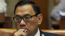 Agus Martowardojo berbincang saat mengikuti RDP dengan Komisi XI DPR, Jakarta, Senin (25/4). RDP untuk meminta masukan dari BI, OJK dan BKPM terkait RUU Pengampunan Pajak (Tax Amnesty) yang masuk dalam RUU Prolegnas. (Liputan6.com/Johan Tallo)