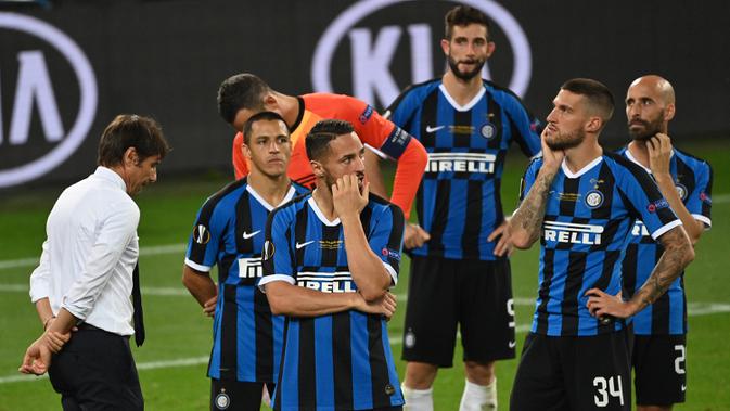 Pemain Inter Milan tampak lesu usai gagal meraih gelar juara Liga Europa 2019/2020 di Stadion RheinEenergie, Sabtu (22/8/2020) dini hari WIB. Inter Milan kalah 2-3 atas Sevilla. (AFP/Ina Fassbender/various sources)