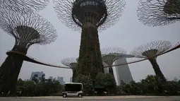 Kendaraan self-driving otonom akan membawa penumpang saat demonstrasi di sebuah taman Singapura, Senin (12/10). Mobil dan bus di jalanan tanpa sopir ini sudah menjadi program panjang Singapura untuk menciptakan kendaraan umum autopilot. (REUTERS/Edgar Su)