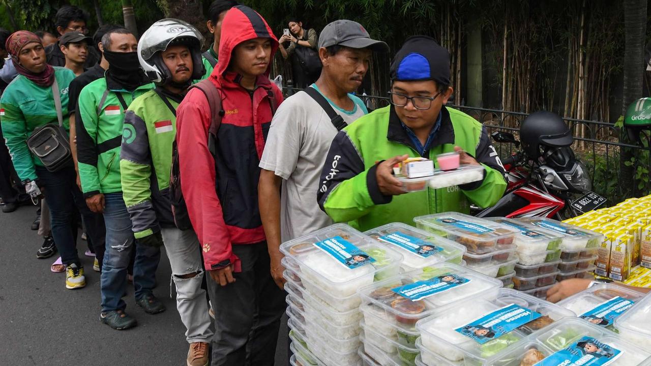 FOTO: Antusiasme Warga Serbu Bagi-Bagi Takjil Gratis