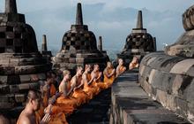 FOTO: Khidmat Puja Bakti Doa Para Biksu di Candi Borobudur