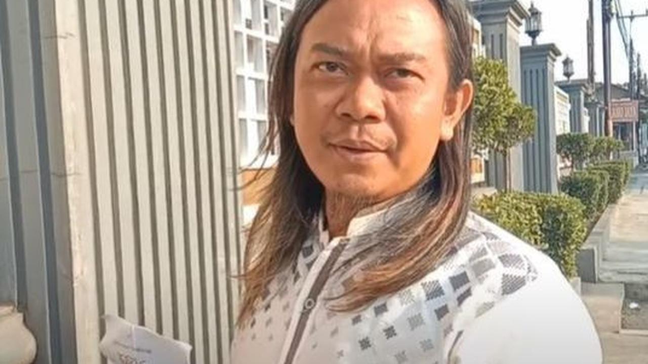 Sosok seorang pegawai yang dikenal penuh wibawa dan terpandang, tidak tampak dari dirinya saat ini.