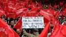 Suporter Manchester United memberikan ucapan terimkasih kepada Sir Alex Ferguson pada laga Premier League di Stadion Old Trafford (12/5/2013). Pertandingan tersebut sekaligus menjadi momen perpisahan Sir Alex Ferguson bersama Setan Merah. (AFP/Andrew Yates)