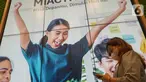 Model melihat perangkat komunikasi pada peluncuran MiAssurance Protection Plan (MiAction) di Jakarta (8/11/2021). MiAction, merupakan asuransi dwiguna individu untuk melindungi dan mempersiapkan nasabah terkait kebutuhan dan tujuan finansial di masa depan. (Liputan6.com/HO/Eko)