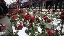 Hamparan bunga mawar merah dan putih menghiasi lokasi sidang vonis Basuki Tjahaja Purnama atau Ahok di Kementerian Pertanian, Jakarta, Selasa (9/5). Sebagian dari bunga itu, dibagikan kepada sesama pendukung dan masyarakat. (Liputan6.com/Faizal Fanani)