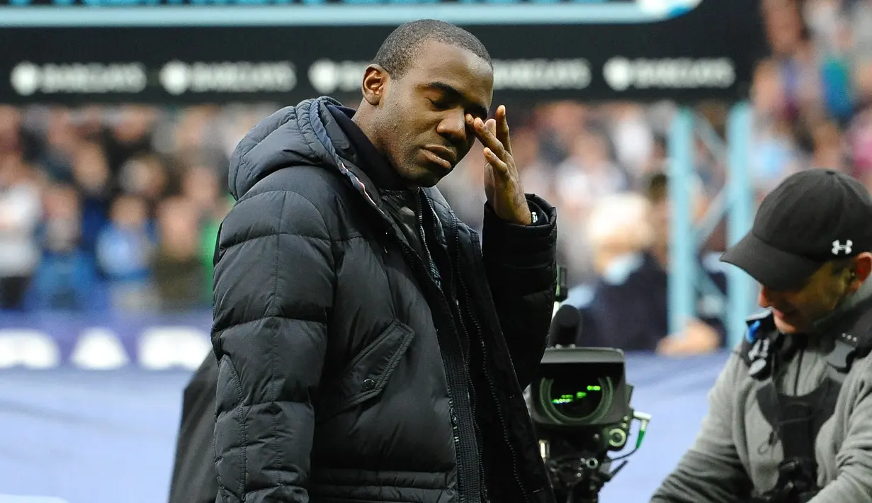 Fabrice Muamba. Akibat terkena serangan jantung saat memperkuat Bolton di Piala FA menghadapi Tottenham Hotspur pada 17 Maret 2012, gelandang lulusan Akademi Arsenal ini harus pensiun di usia 24 tahun. Keputusannya diambil usai menjalani pengobatan pada Agustus 2012. (AFP/Paul Ellis)