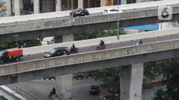 Sejumlah sepeda motor nekat melintasi jalan layang non tol (JLNT) Casablanca, Jakarta, Selasa (10/12/2019). Meskipun Sudah dilarang namun masih banyak para pengendara sepedah motor nekat memasuki jalur tersebut. (Liputan6.com/Angga Yuniar)