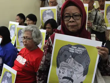 Aktivis Komite Aksi Solidaritas Untuk Munir (Kasum) membawa poster saat sidang pembacaan putusan di PTUN Jakarta Timur, Rabu (29/7). Majelis hakim menolak gugatan yang diajukan LBH Jakarta atas pembebasan bersyarat Pollycarpus. (Liputan6.com/Helmi Afandi)