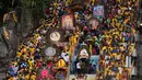 Umat Hindu membawa sesembahan saat Festival Thaipusam di Batu Caves, Kuala Lumpur, Malaysia, Sabtu (8/2/2020). Acara tahunan ini digelar untuk menghormati Dewa Murugan, mencari berkah, memenuhi sumpah, dan mengucapkan terima kasih. (AP Photo/Vincent Thian)