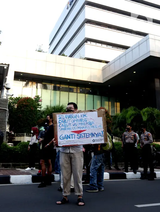 Aktivis melakukan aksi damai kantor darurat pemberantasan korupsi di depan Gedung Anti Corruption Learning Center (ACLC), Jakarta, Selasa (28/9/2021). Dalam aksinya, mereka menyuarakan keprihatinan atas kondisi KPK saat ini dan pemecatan 57 pegawai KPK. (Liputan6.com/Helmi Fithriansyah)