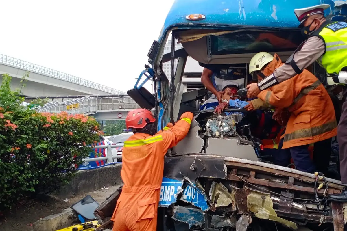 Kecelakaan beruntun di MT Haryono, Jakarta Timur yang melibatkan Bus Transjakarta di jalan MT Haryono (Istimewa)