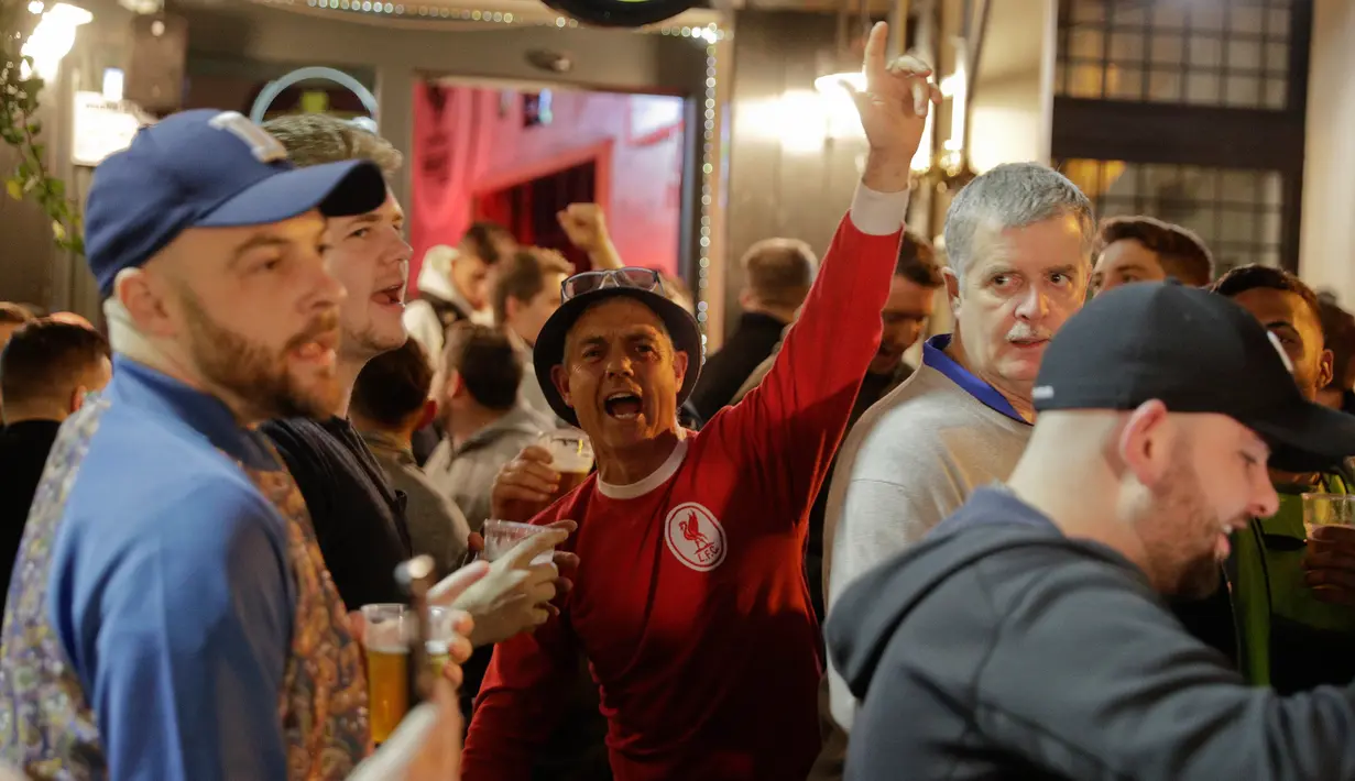 Pendukung Liverpool bernyanyi dan mendukung tim mereka di sebuah pub di alun-alun Campo de 'Fiori Roma, Italia (1/5). Pada leg pertama Liverpool menang telak 5-2 atas AS Roma. (AP Photo/Andrew Medichini )