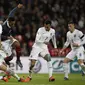 Pemain Prancis Anthony Martial (tengah) dihadang para pemain Inggris pada laga Persahabatan di Stadion Wembley, London, Rabu(18/11/2015) dini hari WIB. (AFP Photo/Adrian Dennis)