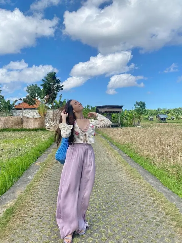 Outfit Beby Tsabina saat Pakai Outer