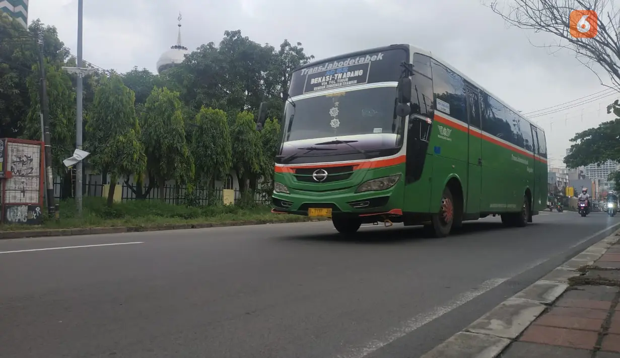 Rahayu Santosa Evolution X milik PO Mayasari Bakti.