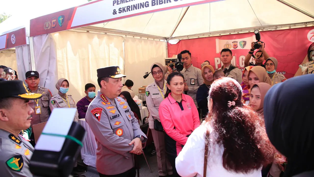 Kapolri Jenderal Listyo Sigit Prabowo memimpin puncak bakti sosial kesehatan di Lapangan Karangpawitan, Kabupaten Karawang, Jawa Barat terkait HUT ke-78 Bhayangkara