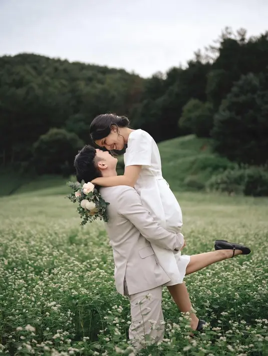 Penampilan khas oppa Korea di drakor dari Young Gwang disempurnakan dengan kemeja putih dan dasi panjang berwarna hitam. [Foto: Instagram/kevlensky]