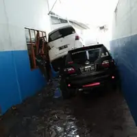 Akibat banjir bandang di Bayongbong, Tarogong Kidul, Tarogong Kaler, Banyuresmi, Karangpawitan, Kabupaten Garut, Jawa Barat. (@Sutopo_BNPB)