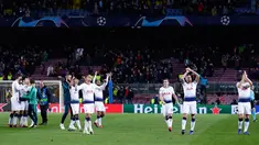 Ekspresi pemain Tottenham Hotspur usai menahan imbang Barcelona dalam matchday keenam Grub B Liga Champions di Stadion Camp Nou, Barcelona, Spanyol, Selasa (11/12). Tottenham dan Barcelona lolos ke 16 besar Liga Champions. (AP Photo/Manu Fernandez)