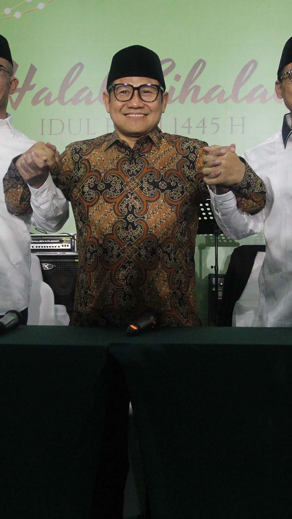 Cak Imin berpose dengan pengurus DPP PKB saat memberikan keterangan terkait persiapan PKB menghadapi Pilkada 2024 di Jakarta, Sabtu (20/4/2024). Foto: Merdeka.com/Arie Basuki