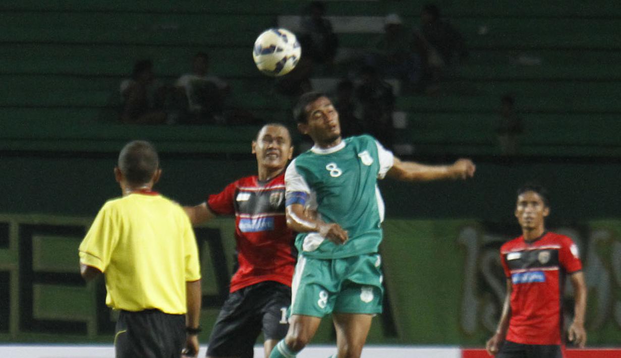Aksi kapten PSMS, Legimin Raharjo melawan pemain Persinga Ngawi. Minggu (13/9/2015). (Bola.com/Robby Firly)