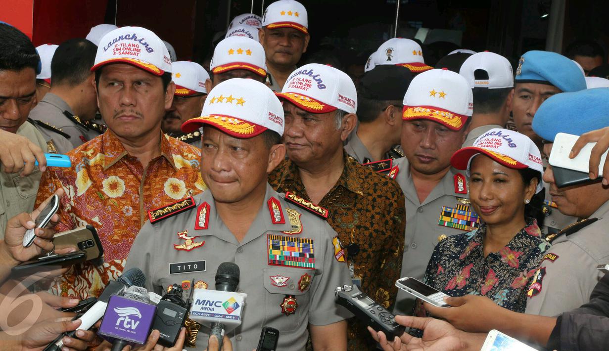 Kapolri Jenderal Pol Tito Karnavian bersama Menteri BUMN Rini Soemarno dan Menpan-RB Asman Abnur memberikan keterangan usai meresmikan aplikasi e-Samsat, e-Tilang dan SIM Baru Online di Jakarta, Jumat (16/12). (Liputan6.com/Angga Yuniar)