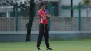 Pelatih Persija Jakarta, Stefano Teco santai menyaksikan anak asuhya berlatih jelang Piala AFC 2018 di Lapangan ABC, Senayan, Jakarta (27/2/2018). Persija melawan Tampines Rovers pada 28 Februari 2018. (Bola.com/Nick Hanoatubun)