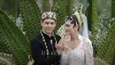 Maxime dan Luna Maya mengusung adat Jogjakarta dengan paes yang khas. [Foto: TS Media.dok]