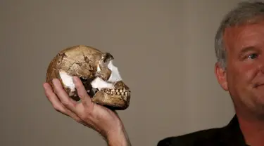 Profesor Lee Berger memegang replika tengkorak Homo Naledi, nenek moyang manusia yang baru ditemukan di Maropeng, Kamis (10 /9/2015). Ratusan potongan dari 15 kerangka ditemukan di satu gua di dekat Johannesburg. (REUTERS/Siphiwe Sibeko)